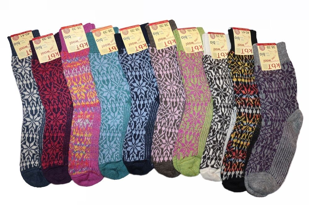 Zehn Paar bunte, gemusterte Bio-Wollsocken sind nebeneinander aufgereiht, jeweils mit Größen- und Bio-Qualitäts-Etiketten